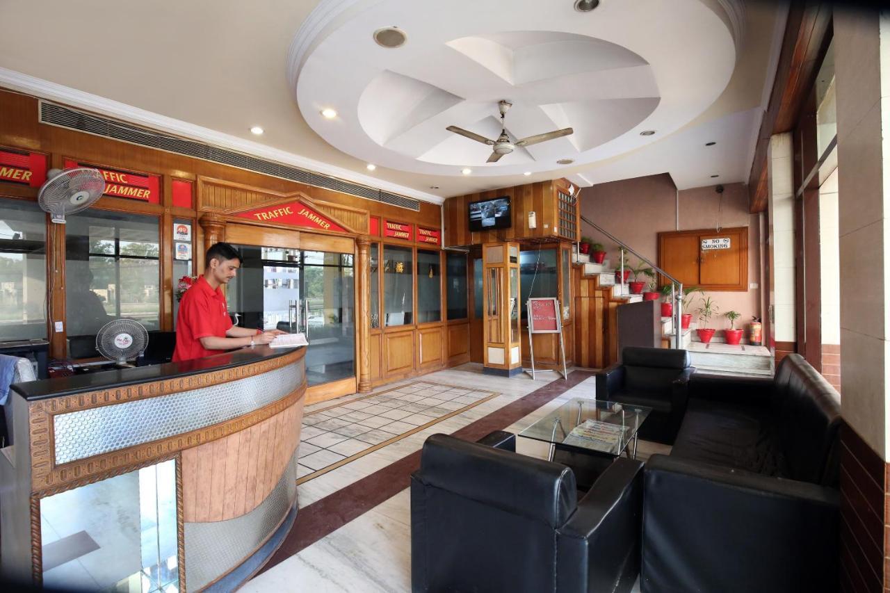 Capital O 10990 Hotel Gobind Regency Zirakpur Exterior foto